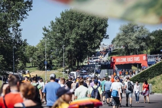 Nur 900 Meter vom Haupteingang entfernt – ein gemütlicher Spaziergang auf dem Fuß- und Radweg – und in 10 Minuten erreichst du zu Fuß das Gelände des Red Bull Rings.