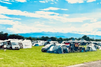 Große Stellflächen mit leistungsstarker Stromversorgung! Eine der schönsten Stellplätze für Camper rund um den Red Bull Ring.