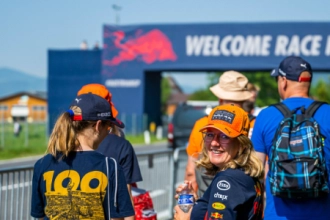 Ein auch nachts beleuchteter Rad- und Gehweg führt direkt vom Campingplatz zum Haupteingang des RedBull-Ring.