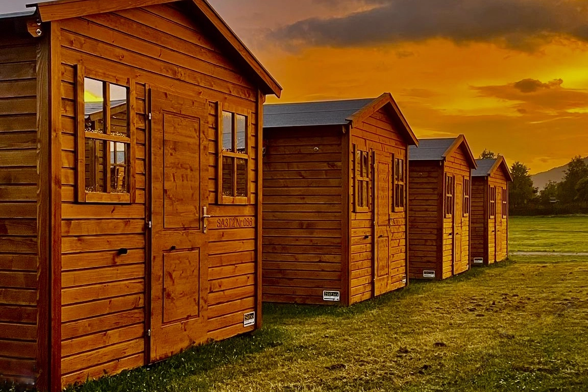 Klein, aber oho! Gemütliche Holz-Chalets für ein besonders entspanntes Glamping-Erlebnis bei F1, MotoGP und AirPower.