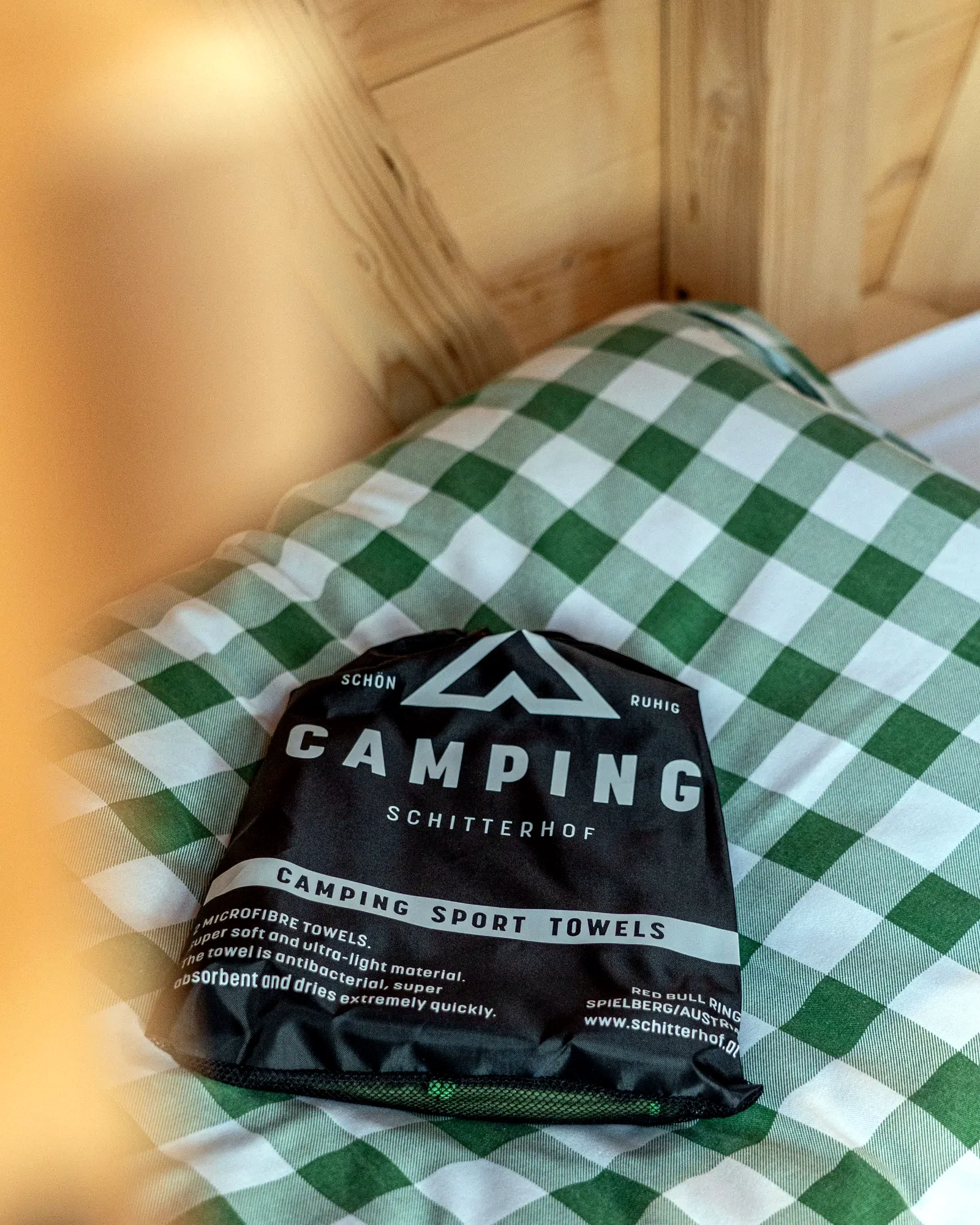 Schitterhof Camping Sport Towels auf dem Chalet-Bett