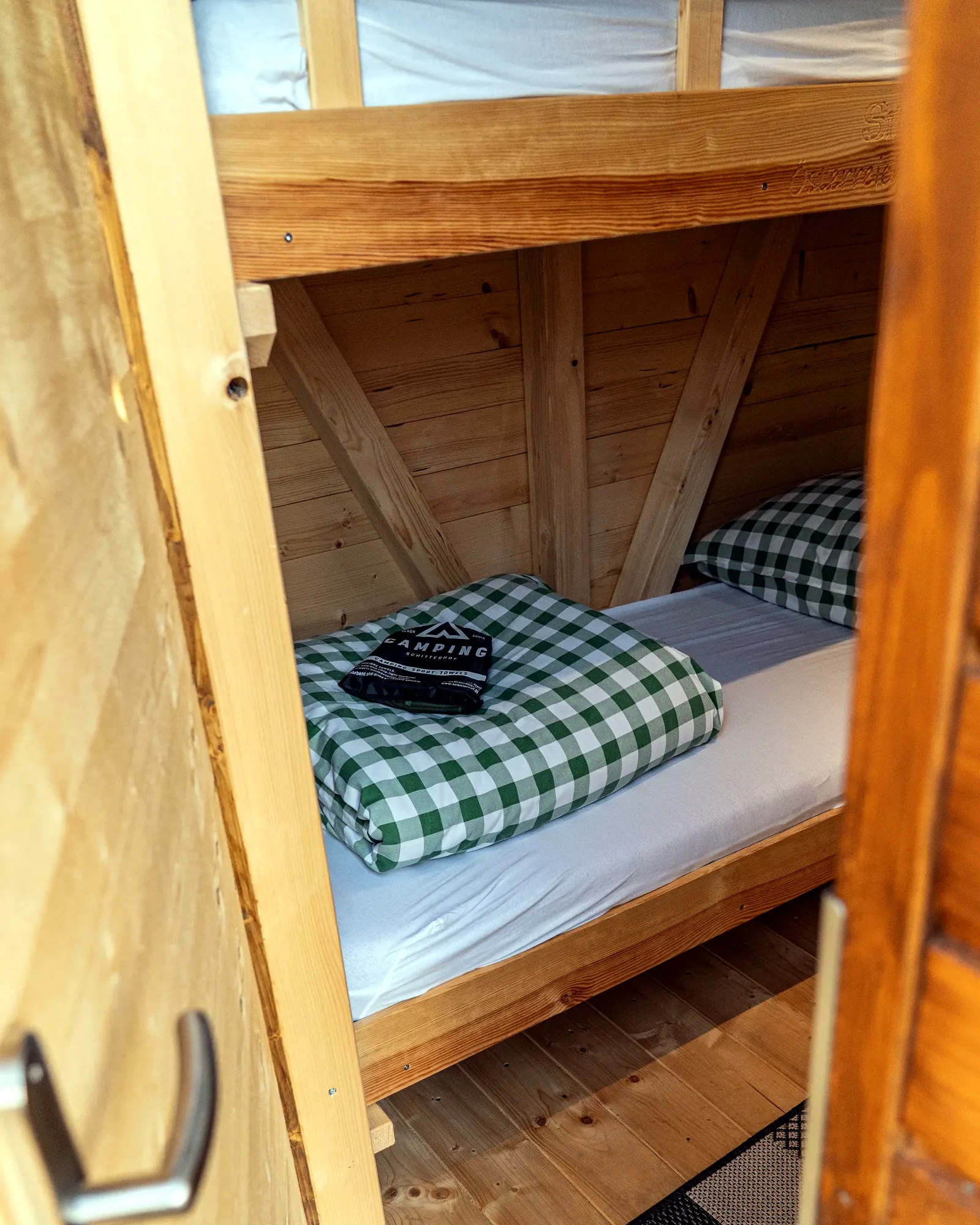 Stockbett aus Zirbenholz im Glamping-Chalet